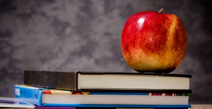 Äpple på skolböcker